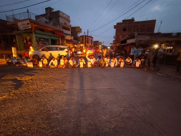 ओवरलोड वाहनों, शराब दुकान के विरोध में ग्रामीणों का कटनी के मिशन चौक पर धरना
